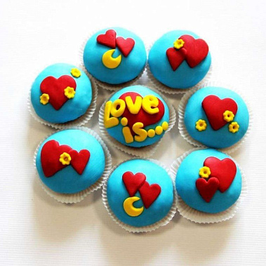 Капкейки "Love is..." купить - воскресенск.сладкоежкин.рф